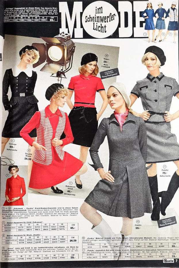 Ein Magazin-Cover mit der Aufschrift 'Vogue 7', das eine Reihe von Frauen in verschiedenen Kleidern und Hüten zeigt, die von einem Lichtstrahl beleuchtet werden und von Text und Zahlen umgeben sind.