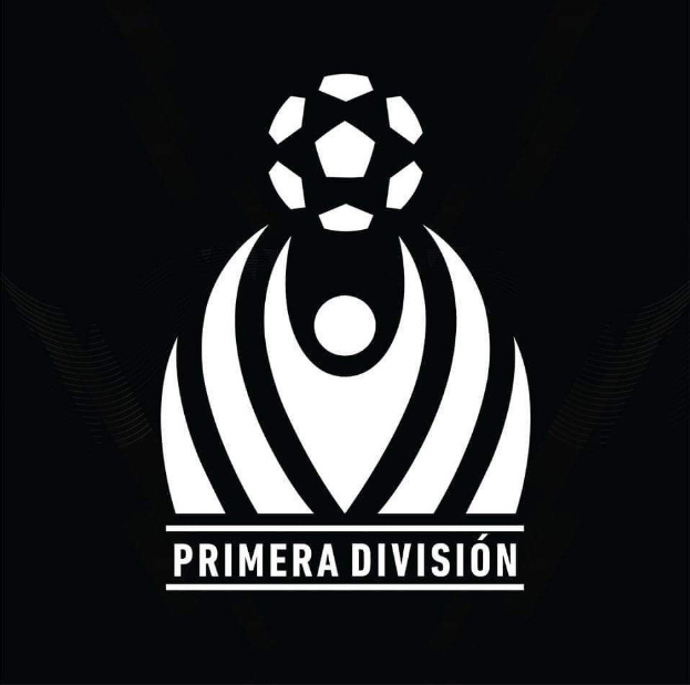 Schwarzes und weißes Primera Division-Logo mit einem Fußball in einem weißen Kreis mit schwarzem Rand, darüber in fetter weißer Schrift 'Primera Division' auf schwarzem Hintergrund.