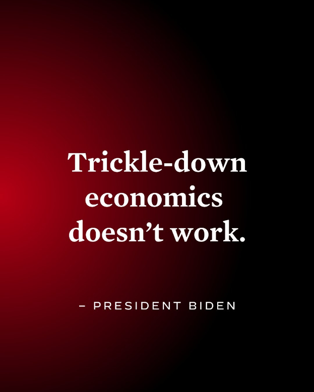 Plakat mit fettem schwarzem Text "Trickle-Down Economics Works Not" auf einem weißen Hintergrund, umrahmt von einem schmalen schwarzen Rand, begleitet von einem Zitat des Präsidenten Biden.