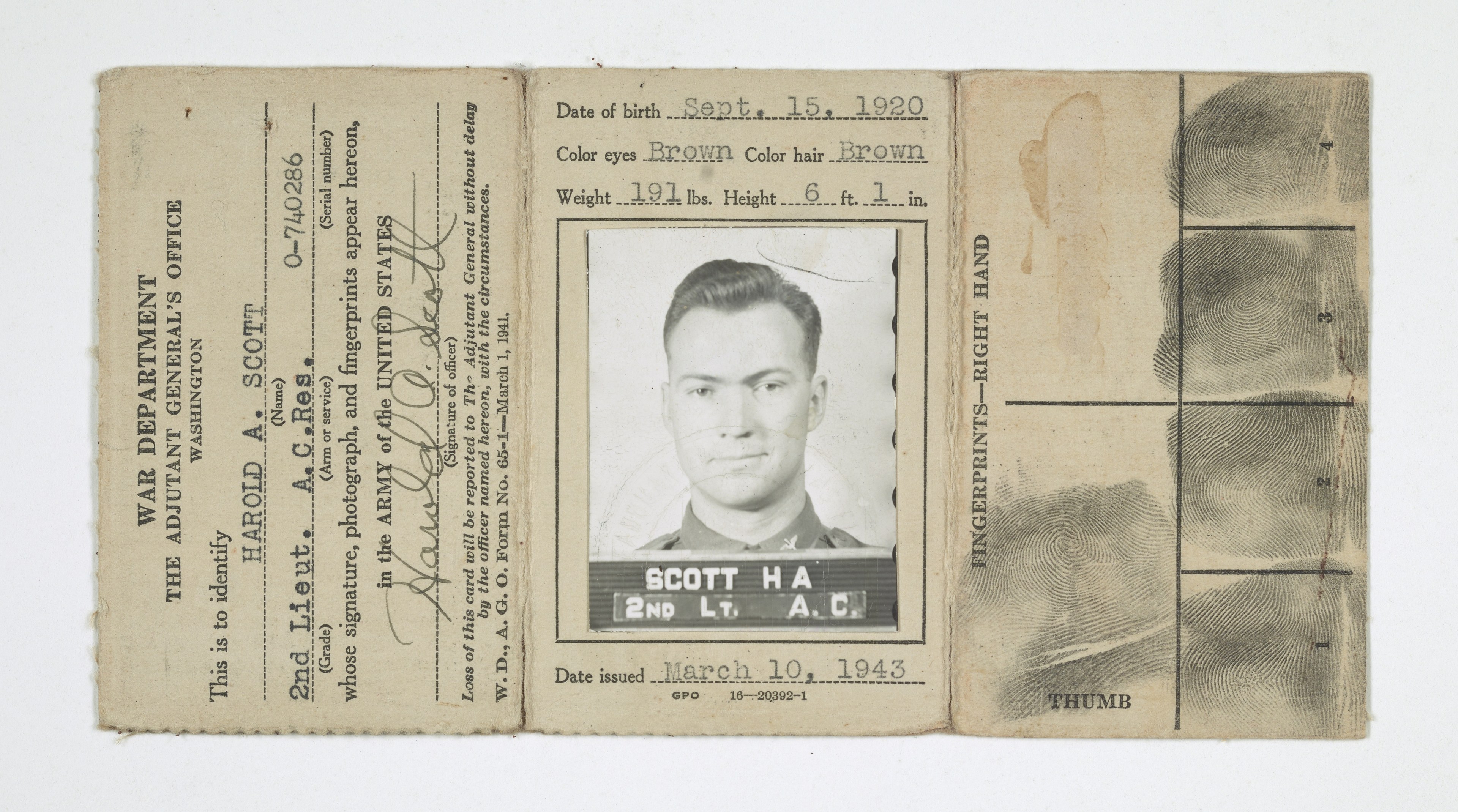 Ein altes Passfoto mit einem Mannsbild, Text und Fingerabdrücken.