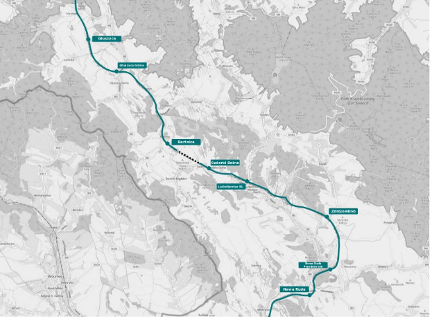 Karte einer Stadt mit einer blauen Linie, die die Route eines Fahrradwegs markiert, einschließlich Start- und Endpunkten, die durch Text angegeben sind.