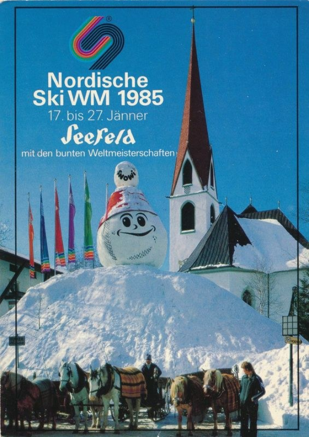 Plakat für die Nordischen Skiweltmeisterschaften 1985 in Seefeld, Schweiz, das eine verschneite Landschaft mit Skifahrern, Pferden, Stangen, Flaggen, Gebäuden, Bäumen und Himmel im Hintergrund zeigt, zusammen mit Textinformationen zum Event.