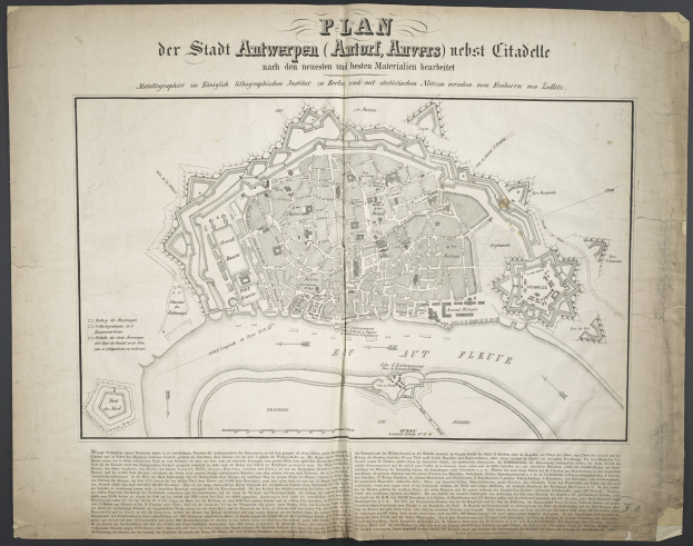 Ein altes Buch mit einer detaillierten Karte von Berlin auf dem Cover, einschließlich Straßen, Gebäuden und Sehenswürdigkeiten, zusammen mit Textinformationen über die Stadt.