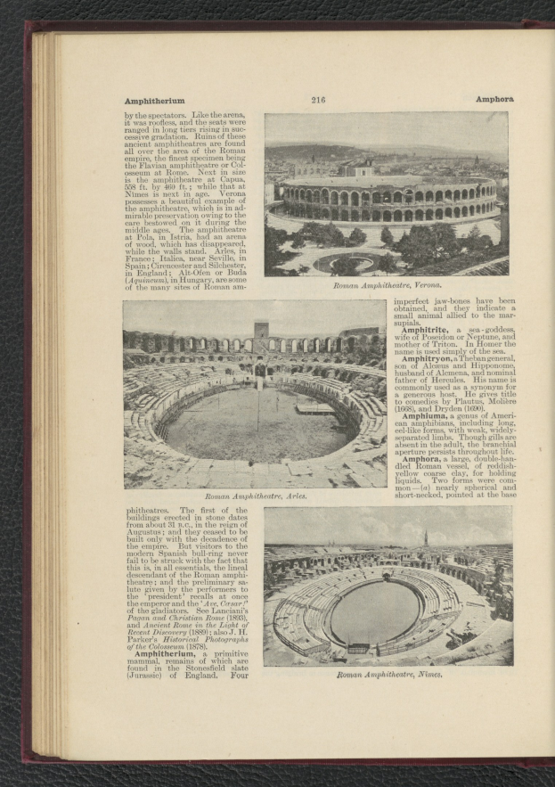 Offenes Buch mit Stadionfoto und zusatzlichen Bildern und Text.