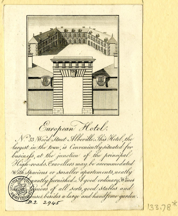 Eine detaillierte Zeichnung eines europäischen Hotels auf Papier, das Fenster, Wände und Dach zeigt, mit einem Stempel und begleitendem Text.