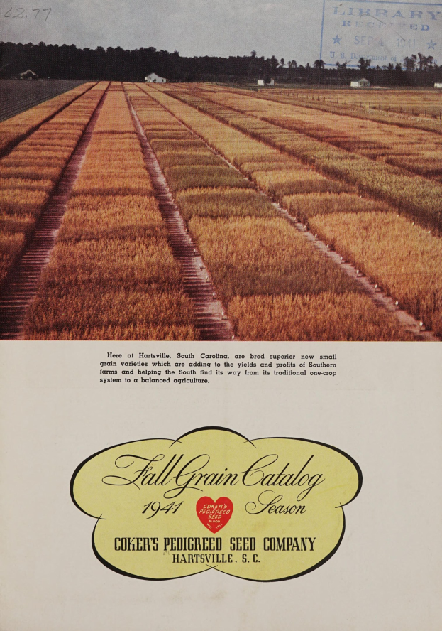 Plakat für den Katalog "Coker's Pedigree Seed Company's Fall Grain Catalog 1941", das ein Feld mit Getreide, Bäumen und Himmel zeigt.