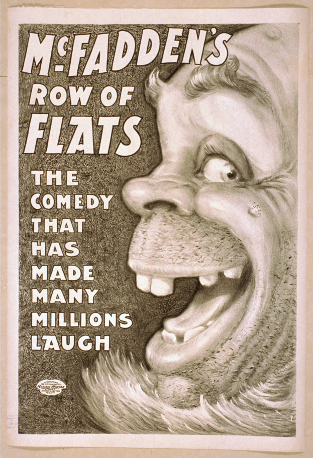 Plakat einer lachenden Person mit wildem Haar und weit aufgerissenen Augen, eingerahmt von einem hellgelben Hintergrund, mit dem Text "McFadden's Row of Flats: The Comedy That Has Made Many Millions Laugh" darüber.